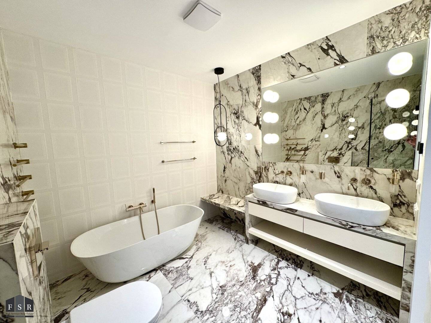 First occupancy! Representative historic building in a prime location / 3-room / 142 m² / Balcony
