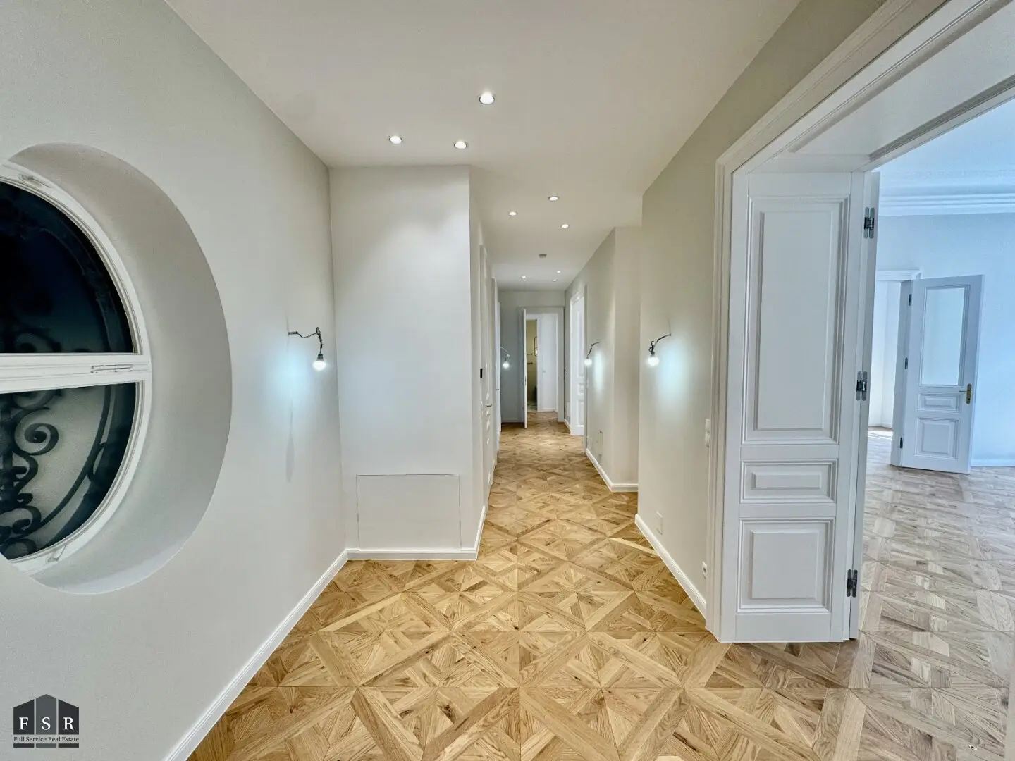 ERSTBEZUG! Repräsentativer Altbau in Bestlage / 3-Zimmer / 142 m² / Balkon