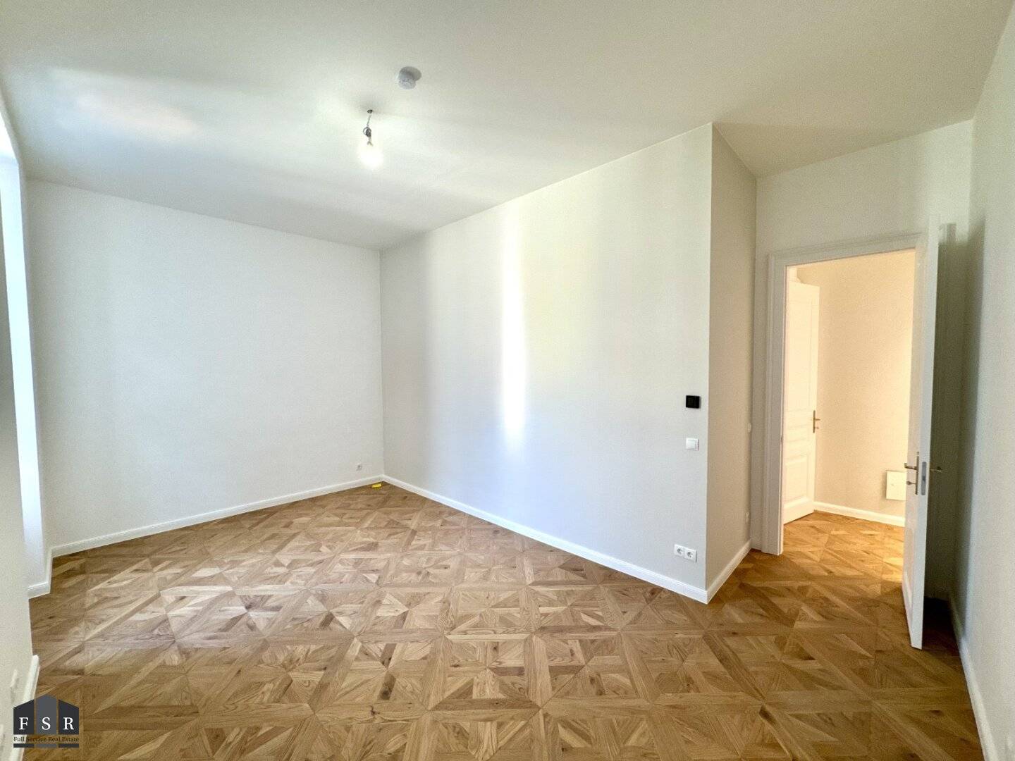 First occupancy! Representative historic building in a prime location / 3-room / 142 m² / Balcony