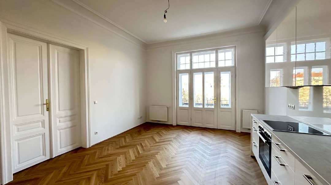 Old building apartment by Danube Canal with loggia
