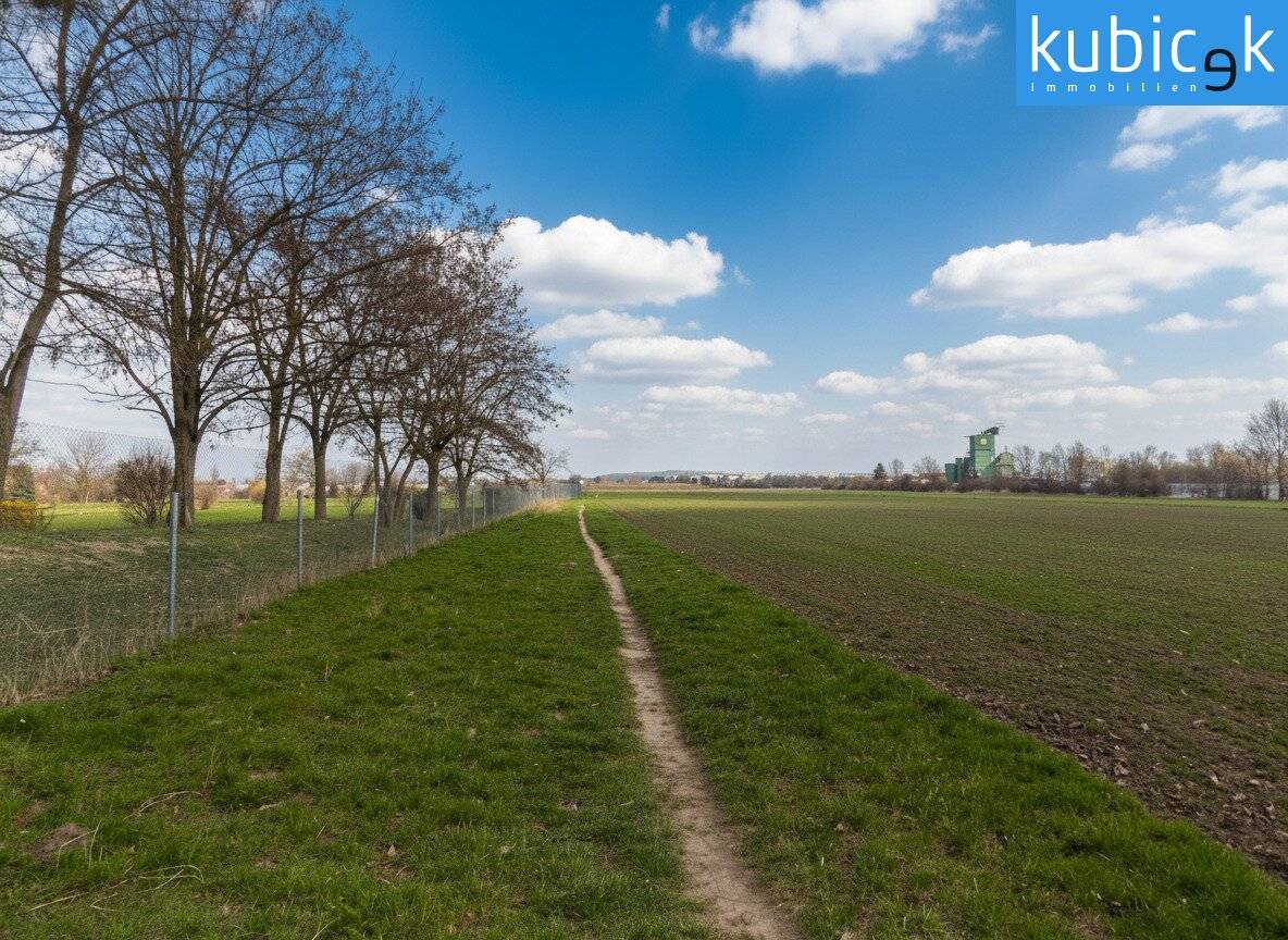 6,755 m² plot next to golf club