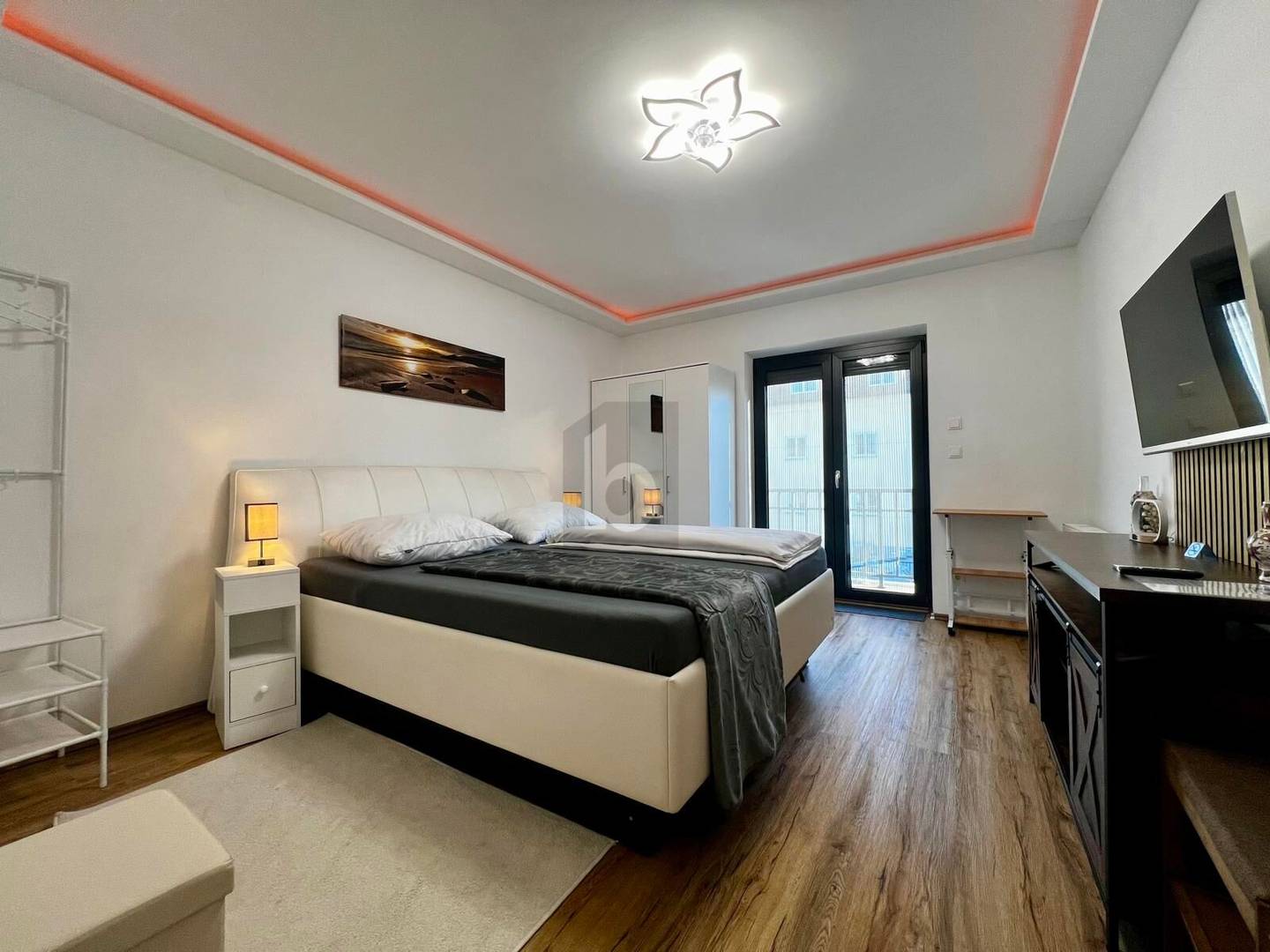 Recently renovated apartment with two sunny balconies and parking space