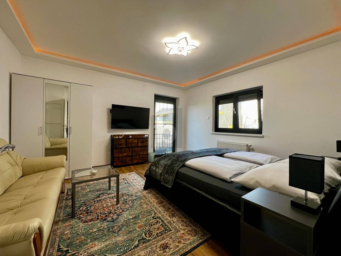 Recently renovated apartment with two sunny balconies and parking space