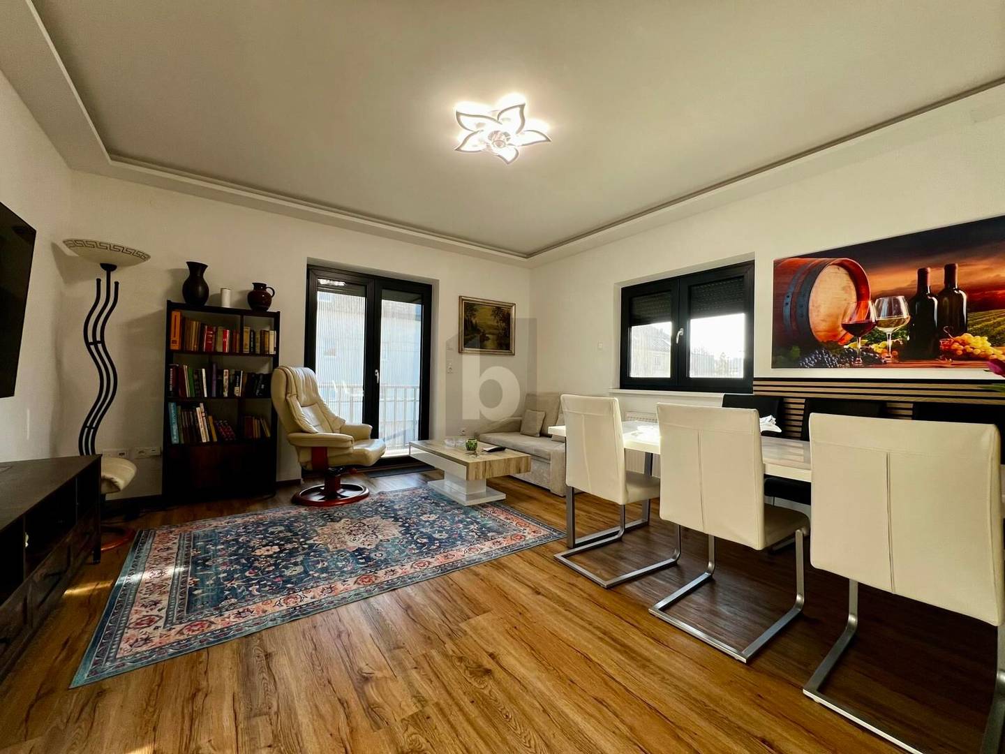 Recently renovated apartment with two sunny balconies and parking space