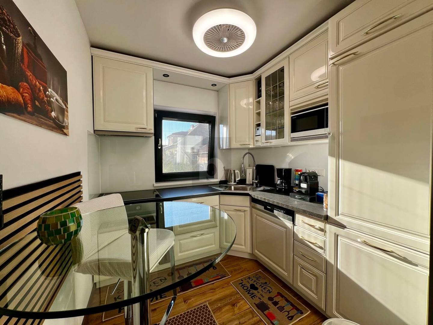Recently renovated apartment with two sunny balconies and parking space