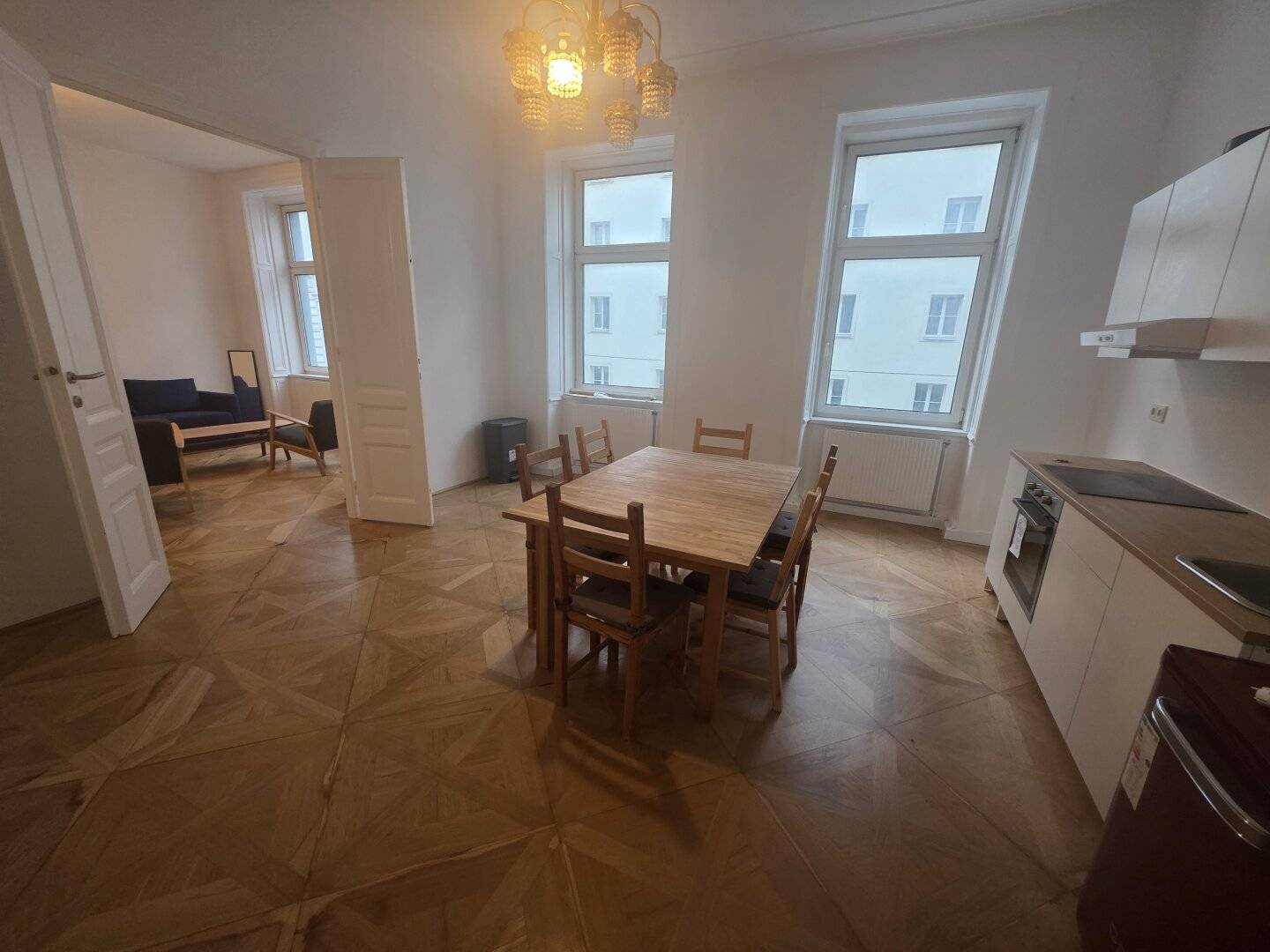 Apartment with old building charm near the main station and lift