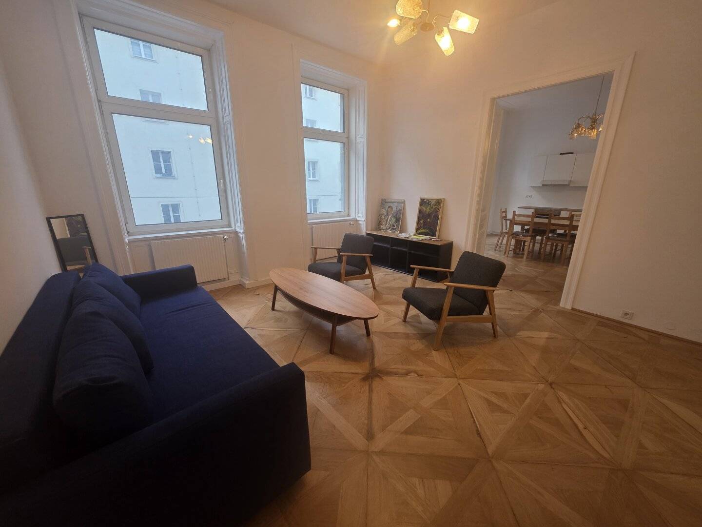 Apartment with old building charm near the main station and lift