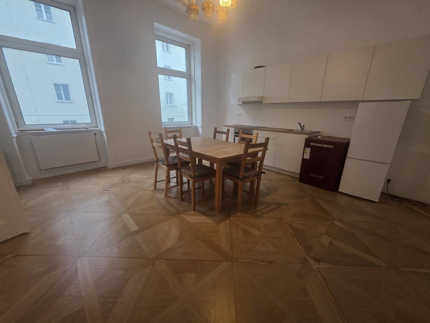 Apartment with old building charm near the main station and lift
