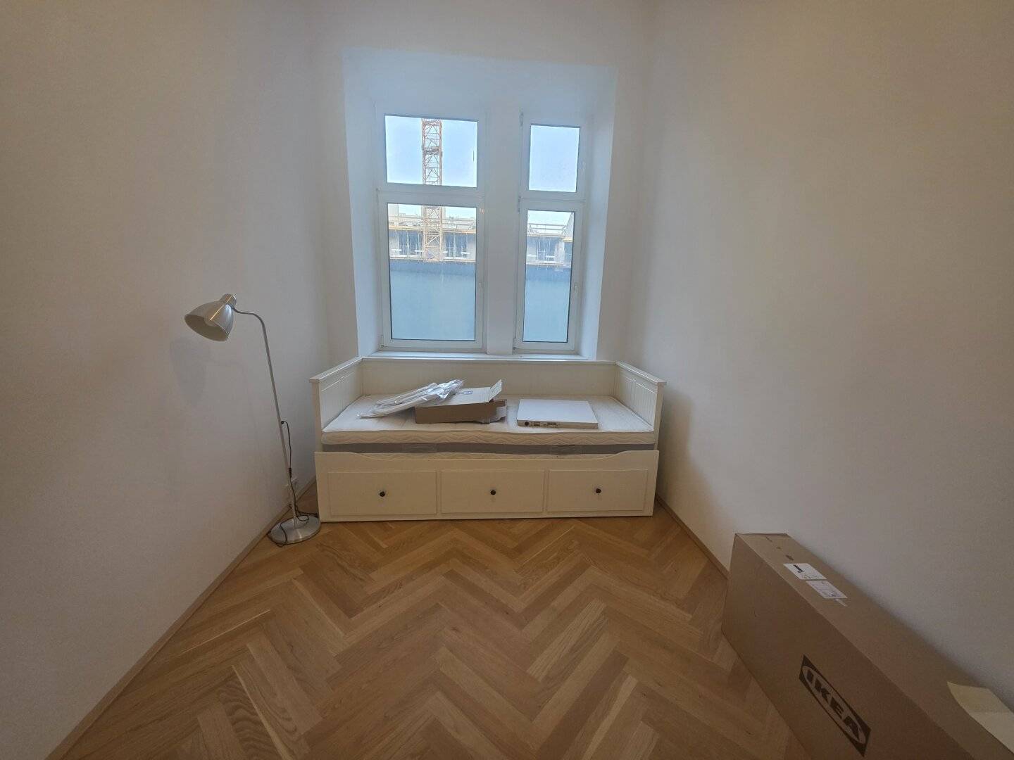 Apartment with old building charm near the main station and lift
