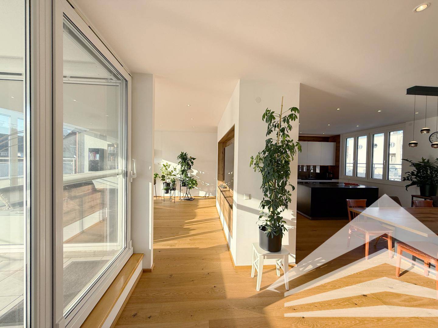 Dachgeschosswohnung im Zentrum mit zwei Terrassen und zwei Tiefgaragenplätzen