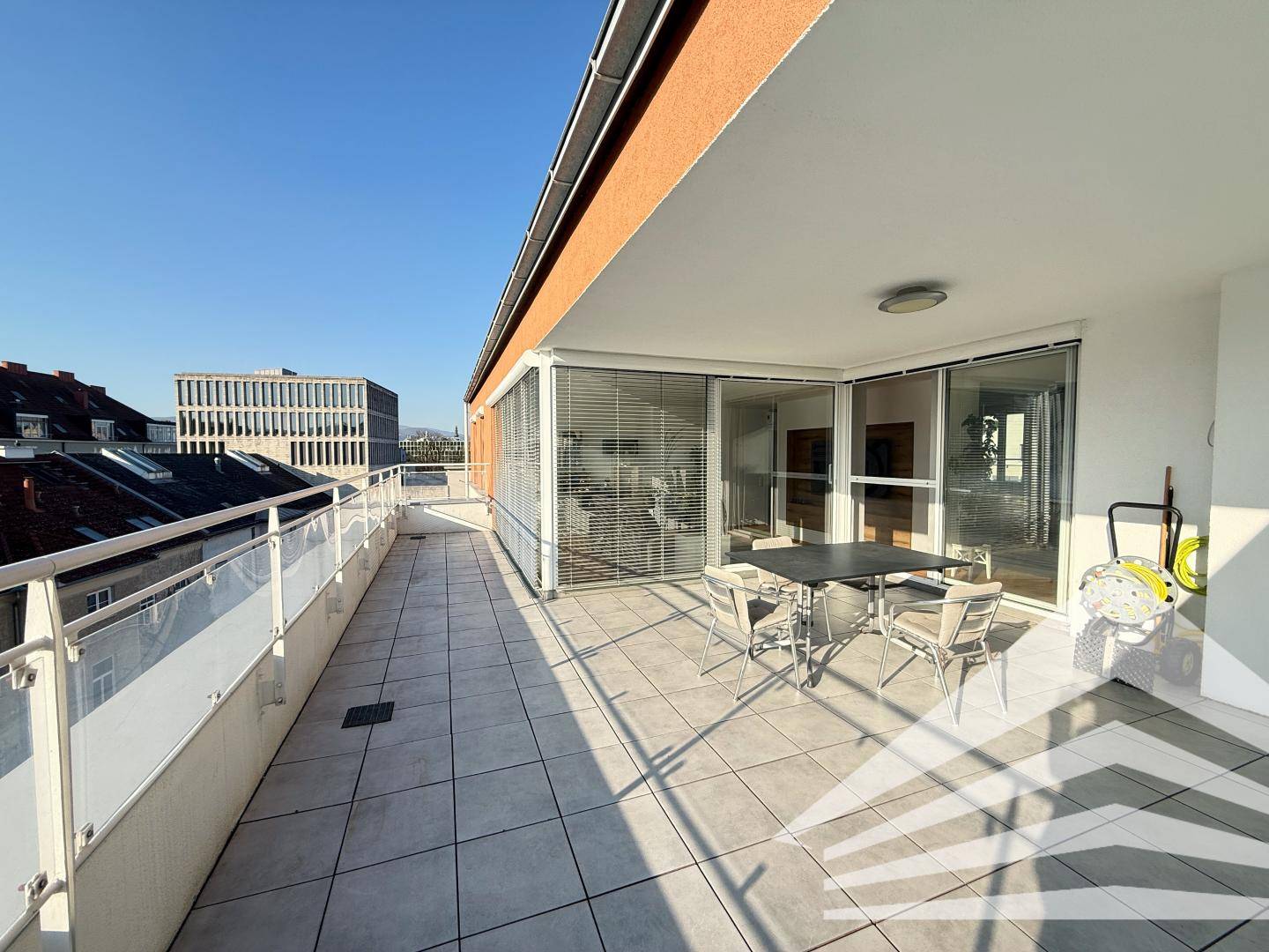 Dachgeschosswohnung im Zentrum mit zwei Terrassen und zwei Tiefgaragenplätzen