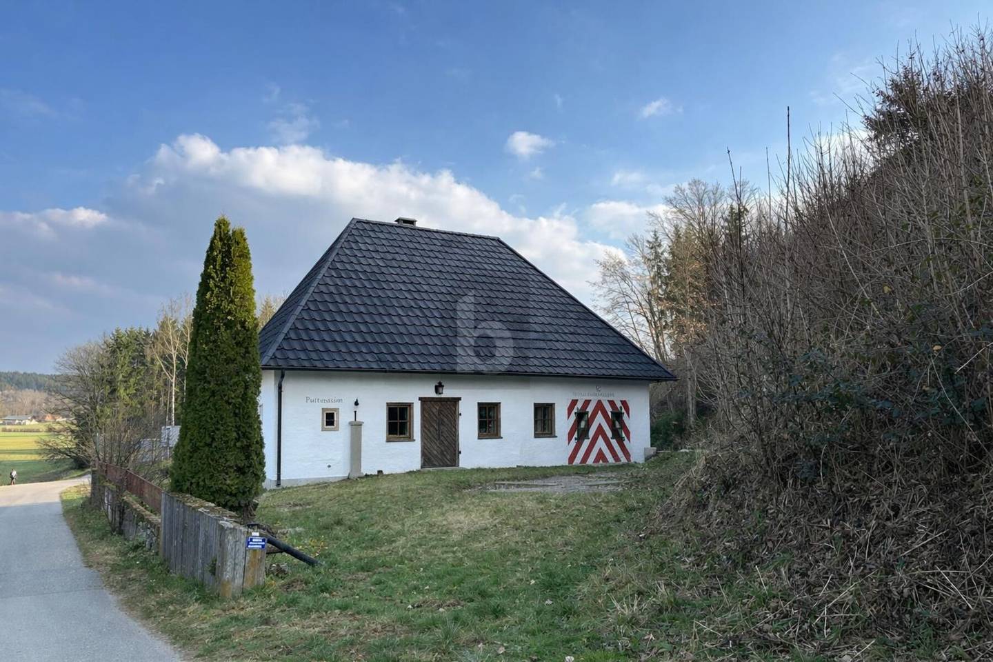 Secluded Wohnung with large plot and building land