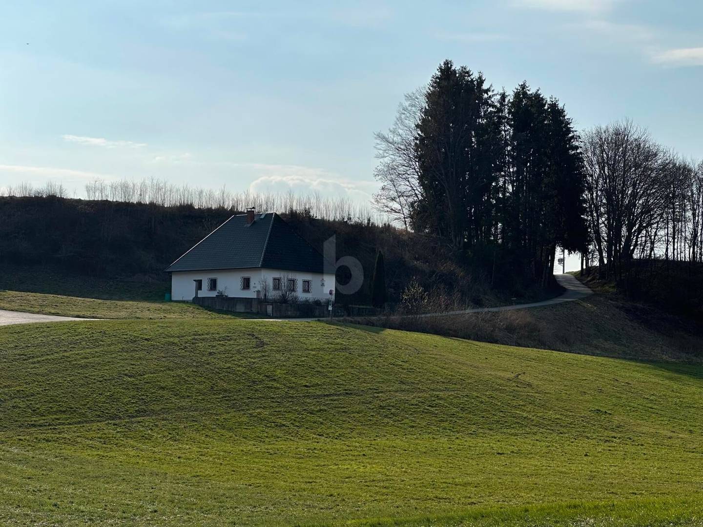 Secluded Wohnung with large plot and building land