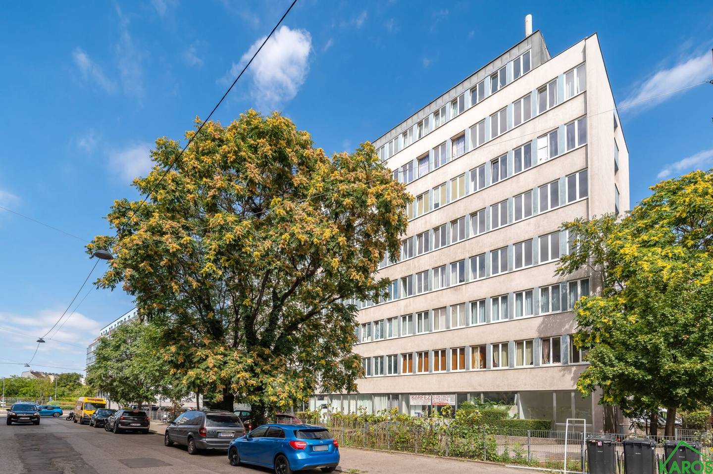 Apartment with distant view and open kitchen