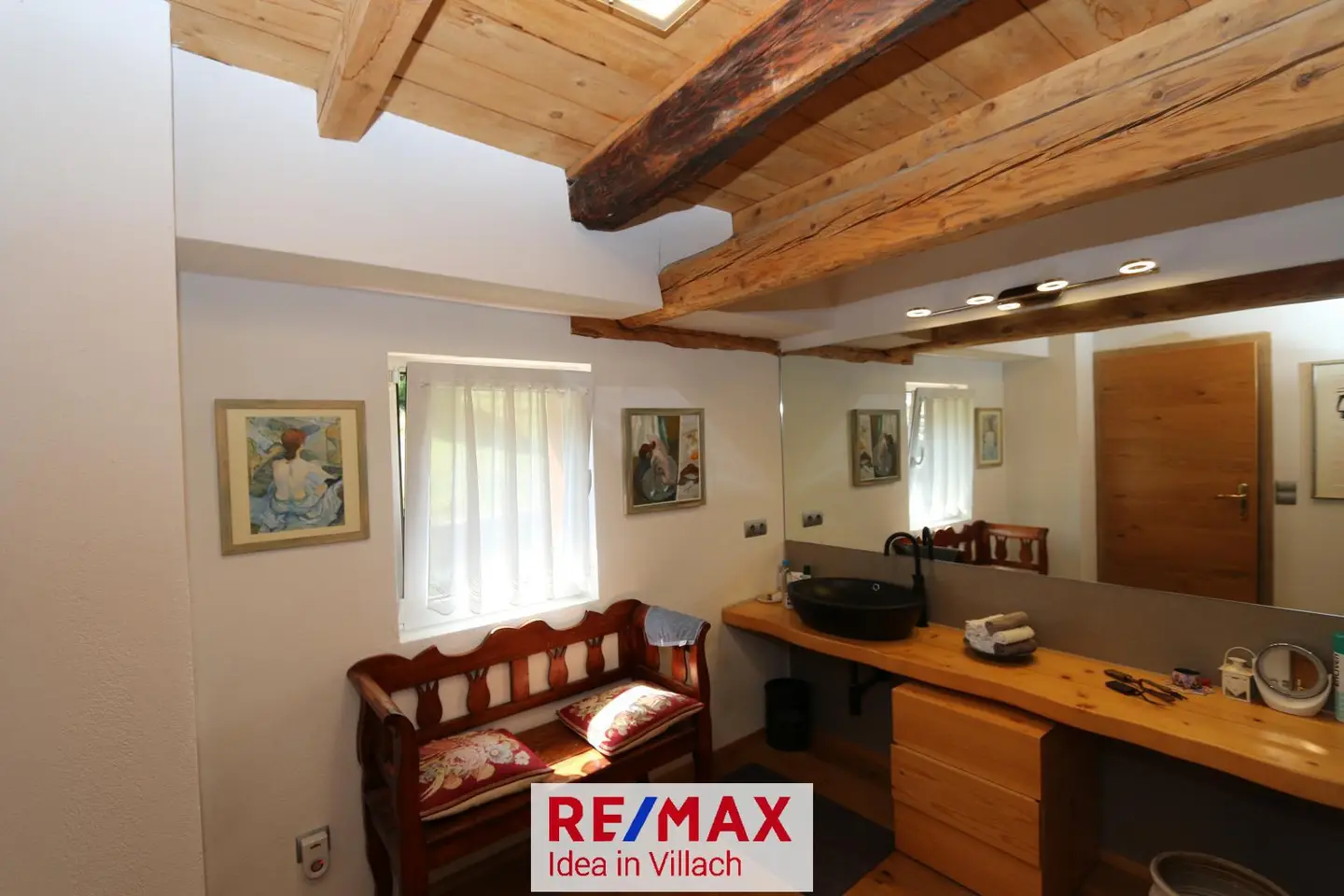 Chaletartige Wohnung mit großzügigem Garten