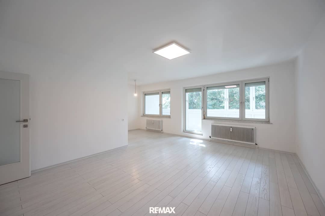 Wohnzimmer mit Ausgang auf die Loggia