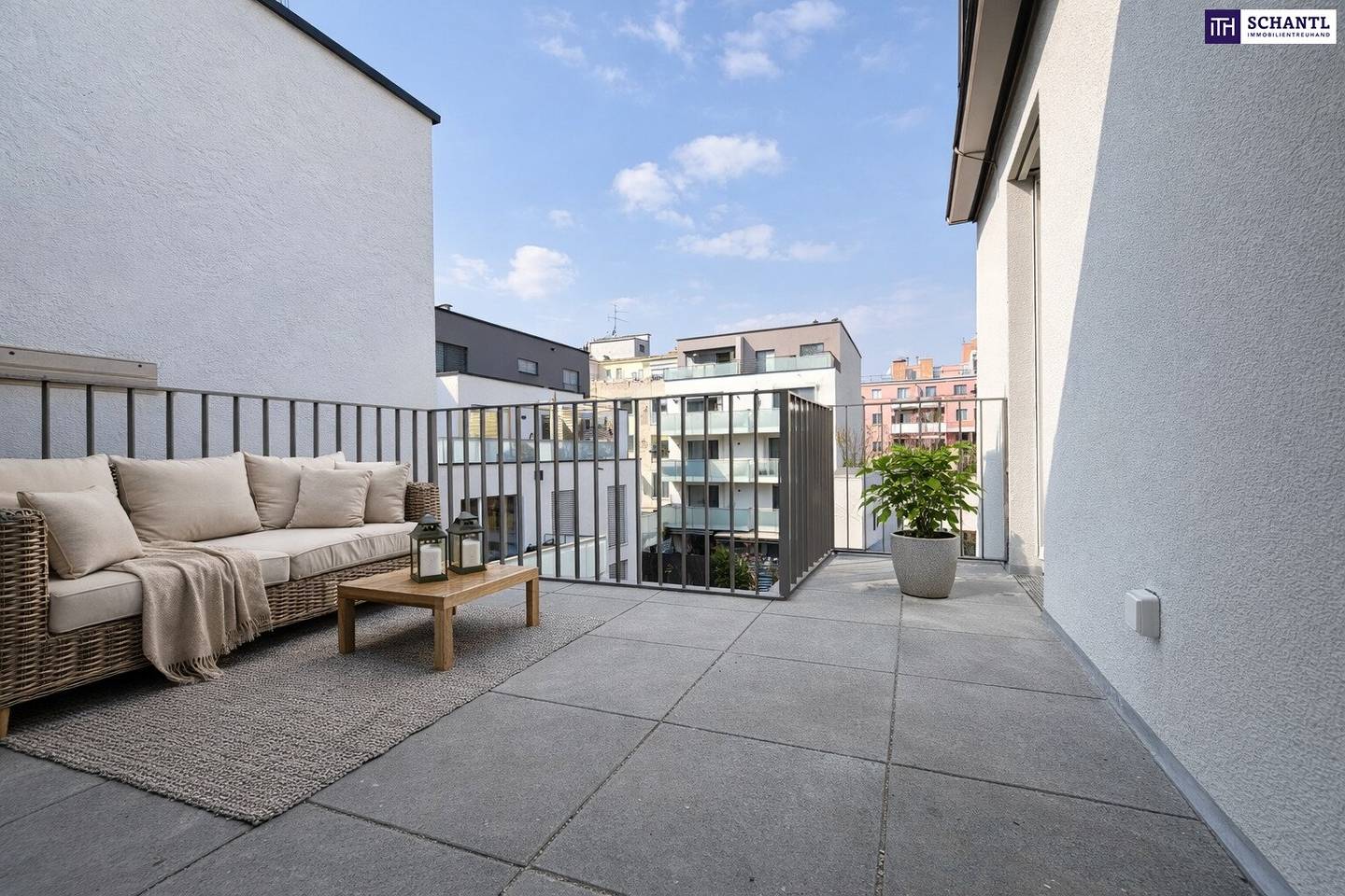 Helle Dachgeschosswohnung mit Balkon und Terrasse