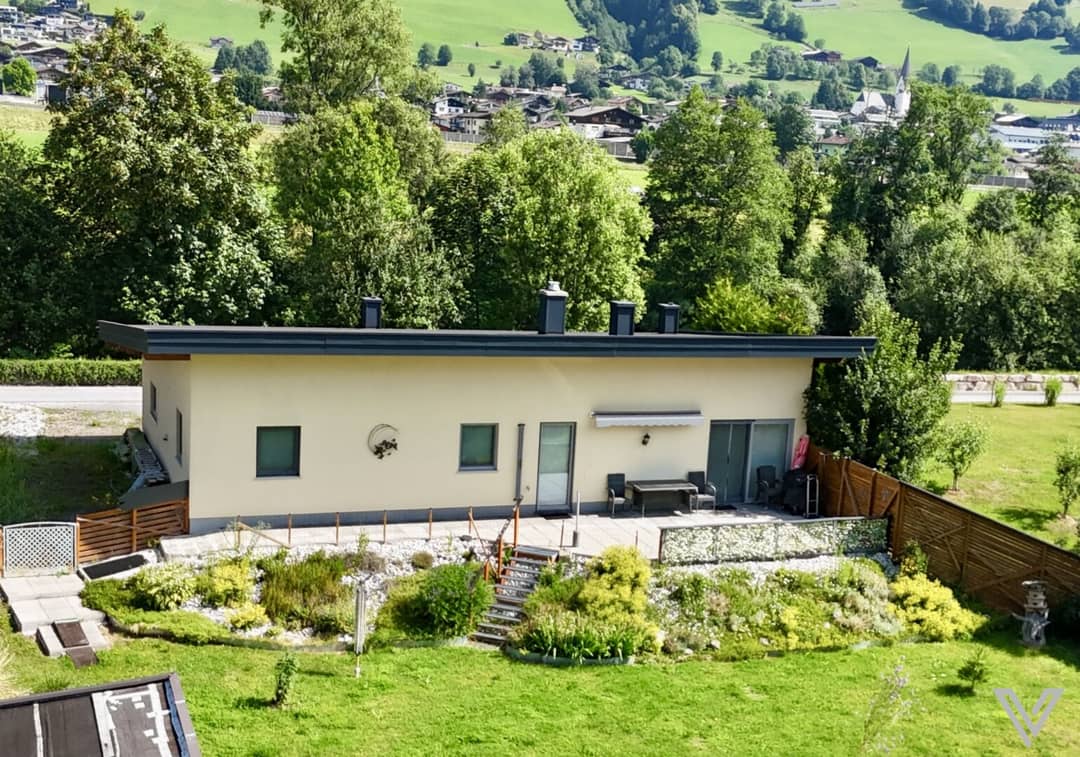 Außenansicht - im Hintergrund: Ortszentrum Uttendorf