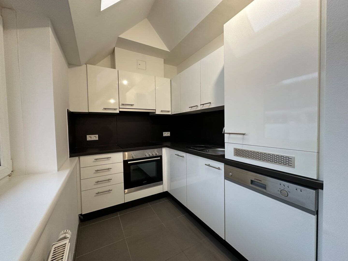 1st month rent-free! Light-filled top-floor apartment, near Margarethenplatz/Naschmarkt