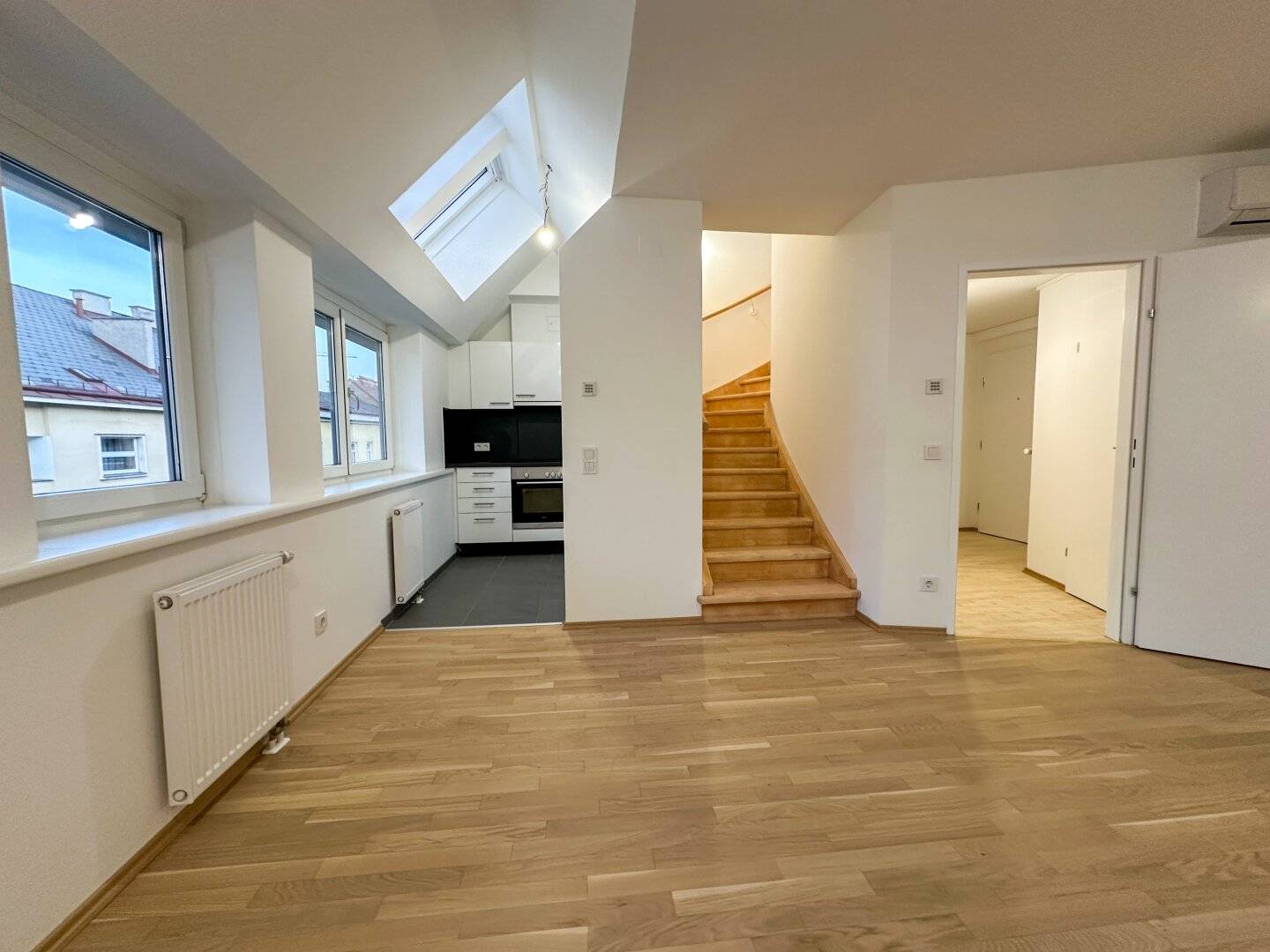 1st month rent-free! Light-filled top-floor apartment, near Margarethenplatz/Naschmarkt