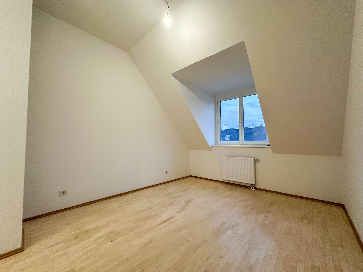 1st month rent-free! Light-filled top-floor apartment, near Margarethenplatz/Naschmarkt