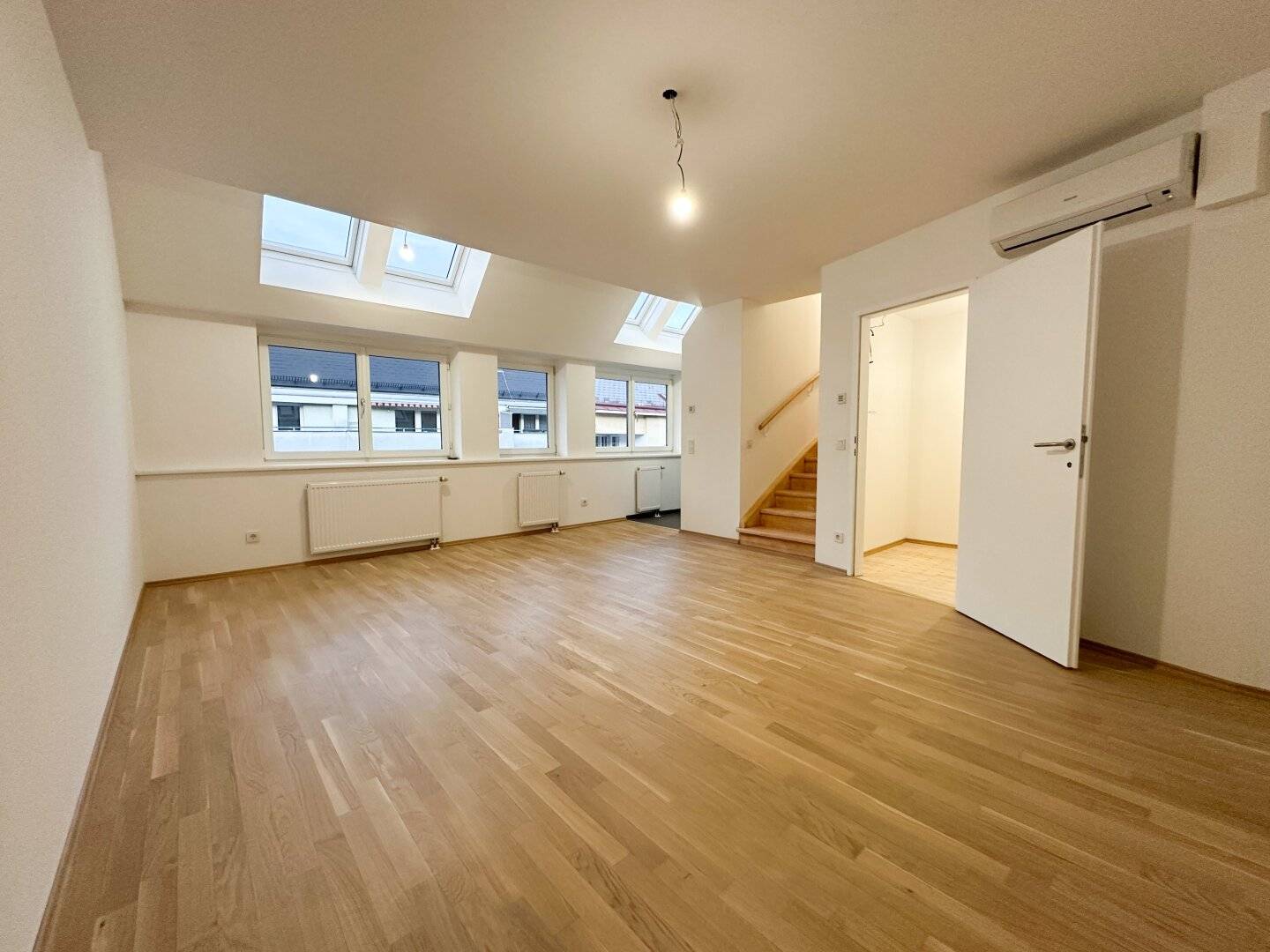 1st month rent-free! Light-filled top-floor apartment, near Margarethenplatz/Naschmarkt