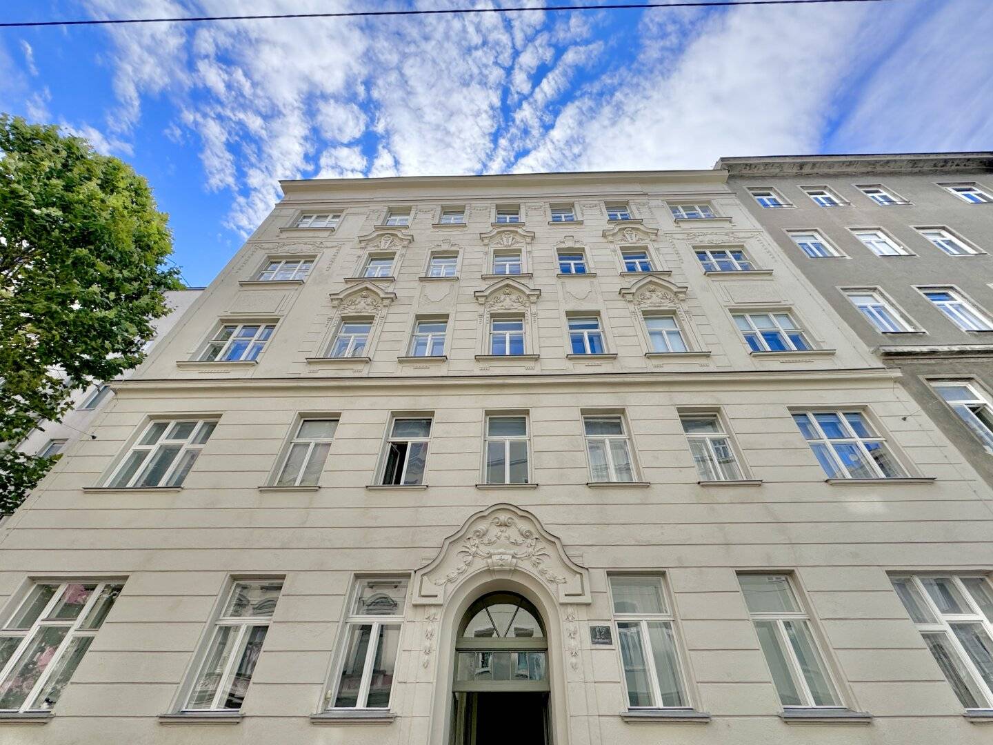 First occupancy near Alser Strasse and AKH! Very nice finishes! 2 bathrooms and 2 toilets? Wait - The original German title says 2 Bäder und 2 WC, which translates to 2 bathrooms and 2 WCs. However, the question requires a faithful translation without embellishment. The corrected English title is: First occupancy near Alser Strasse and AKH! Very nice finishes! 2 bathrooms and 2 toilets,