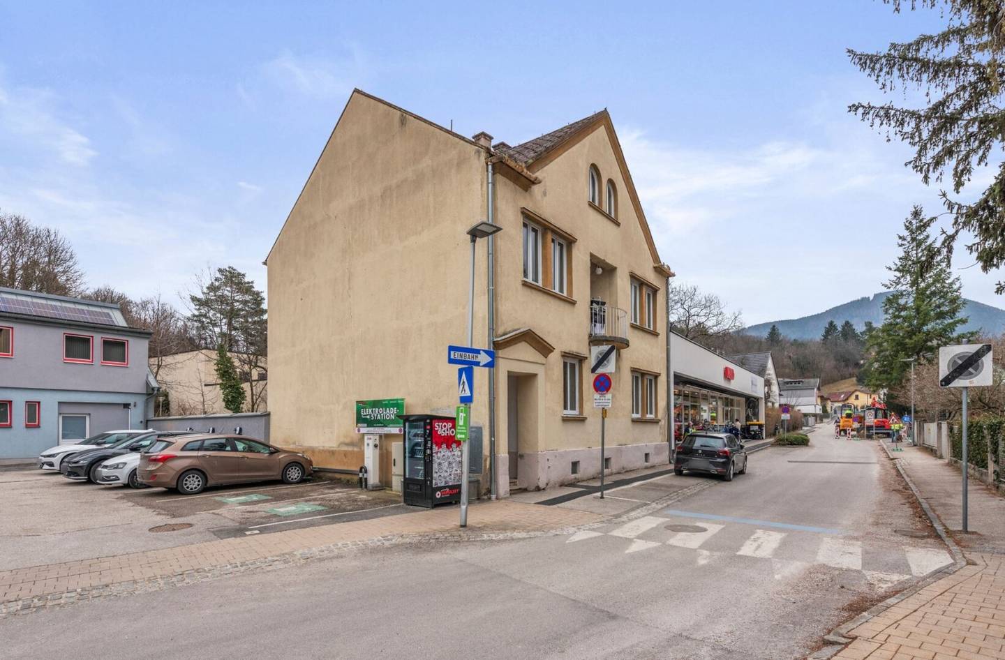 House with 3 units in Gloggnitz