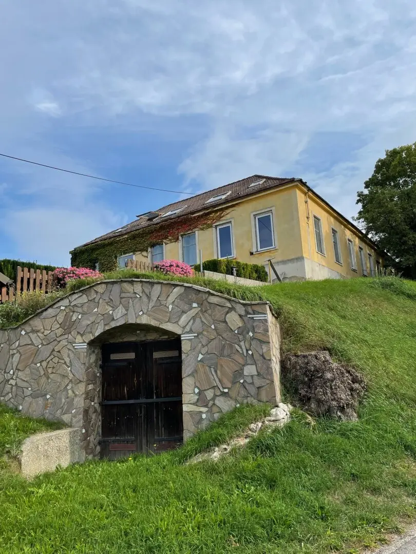 Renovation-Needed House in Haselbach