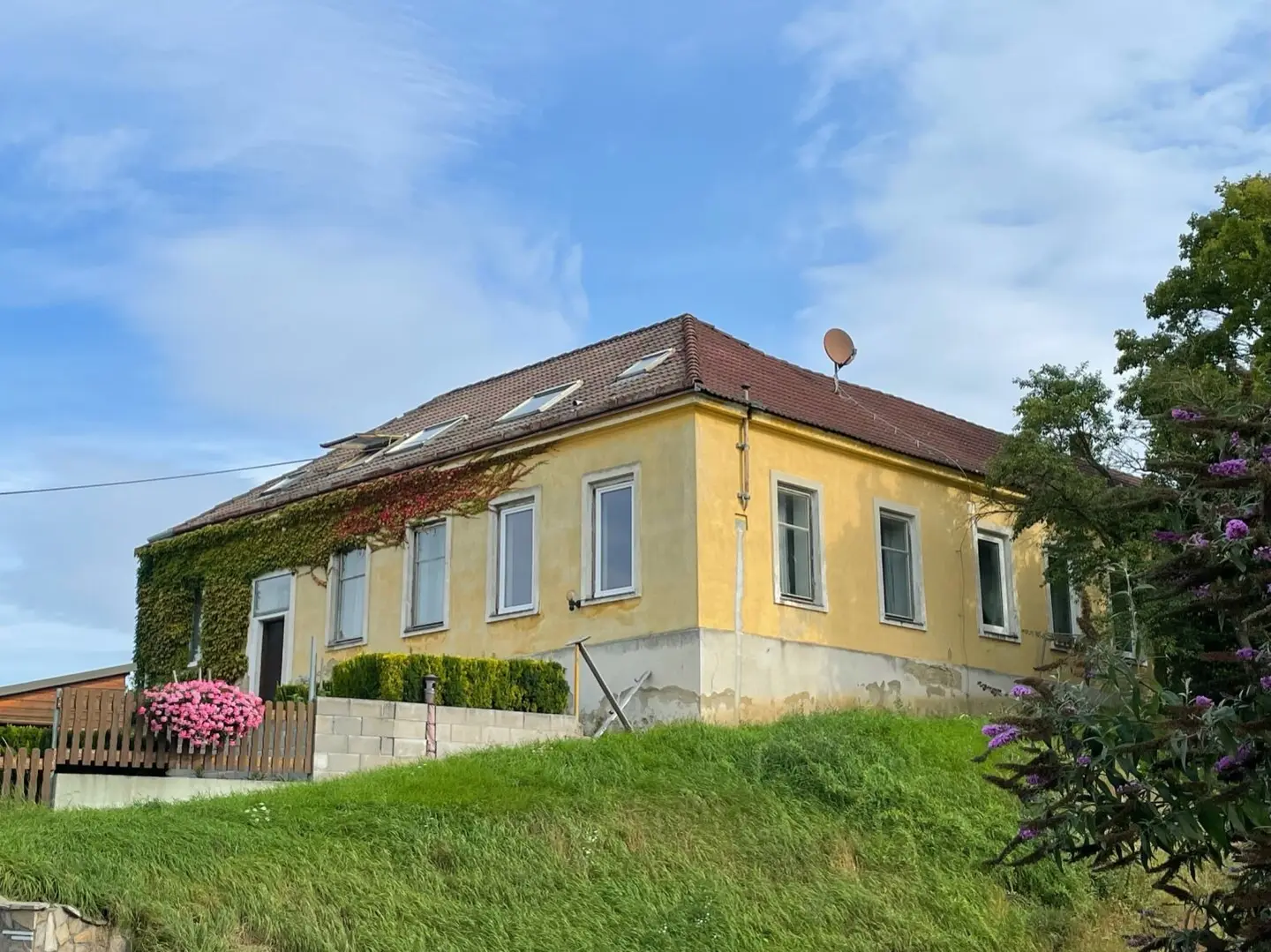 Renovation-Needed House in Haselbach