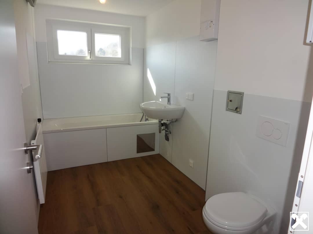 Badezimmer mit Badewanne und WC