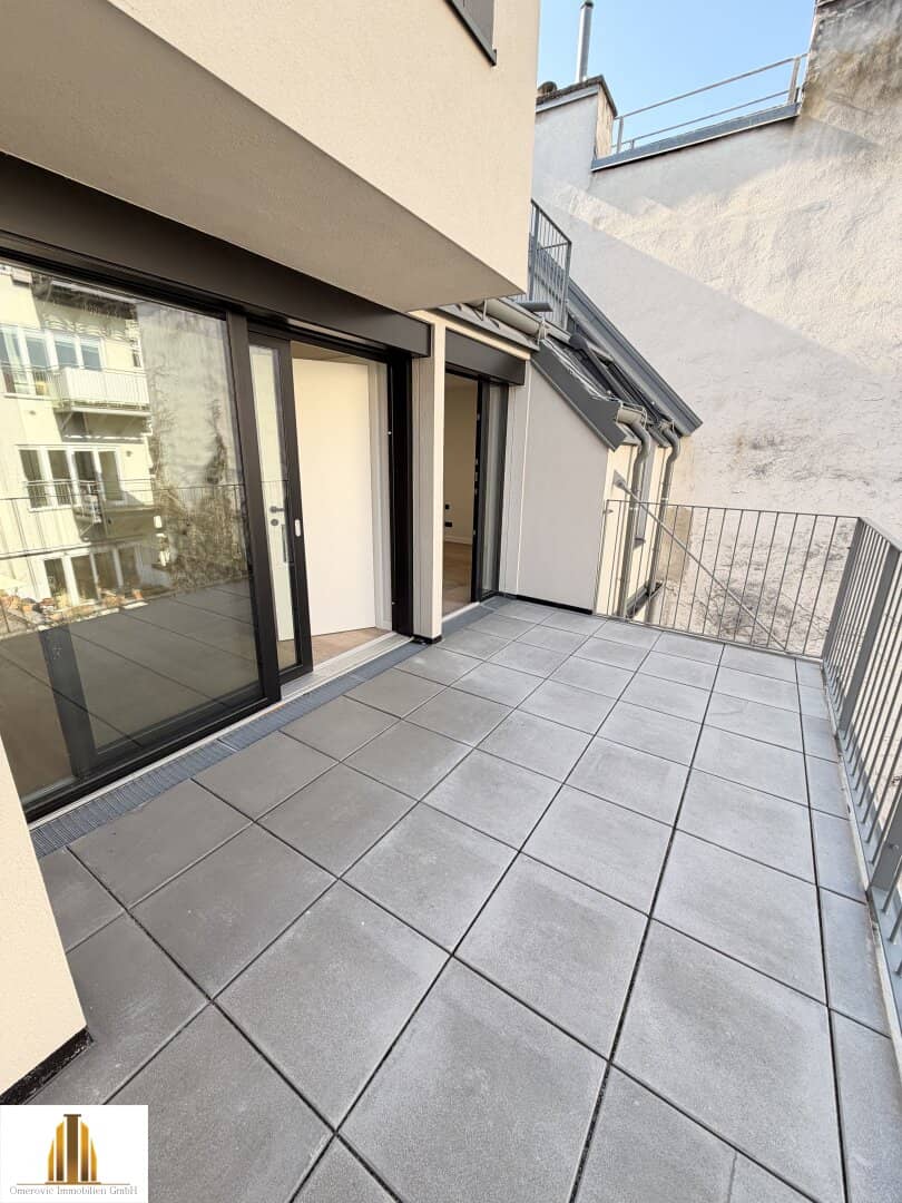 Top floor apartment with balcony first occupancy