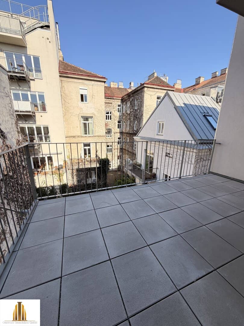 Top floor apartment with balcony first occupancy