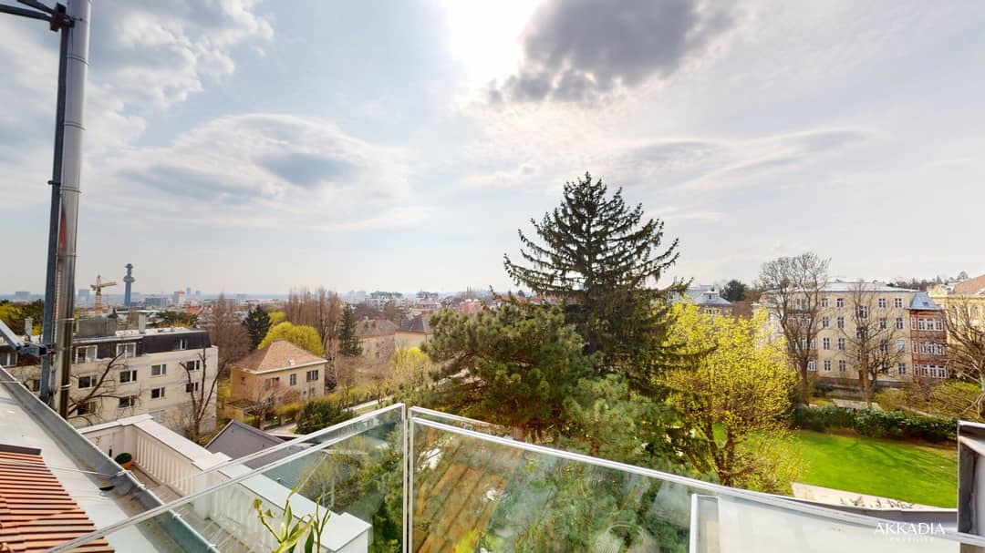 Helle Dachgeschosswohnung mit Terrasse im Cottageviertel