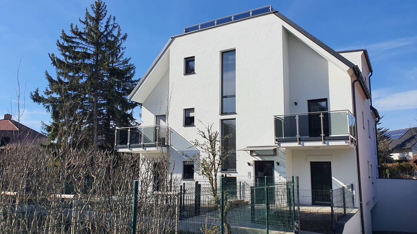 Top floor apartment with roof garden and balcony