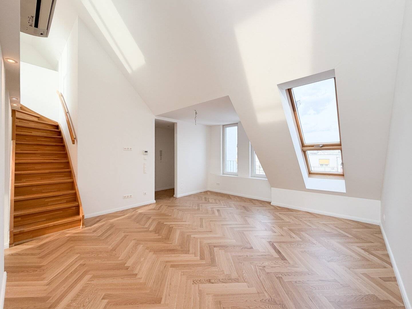 Attic apartment near Westbahnhof with terrace