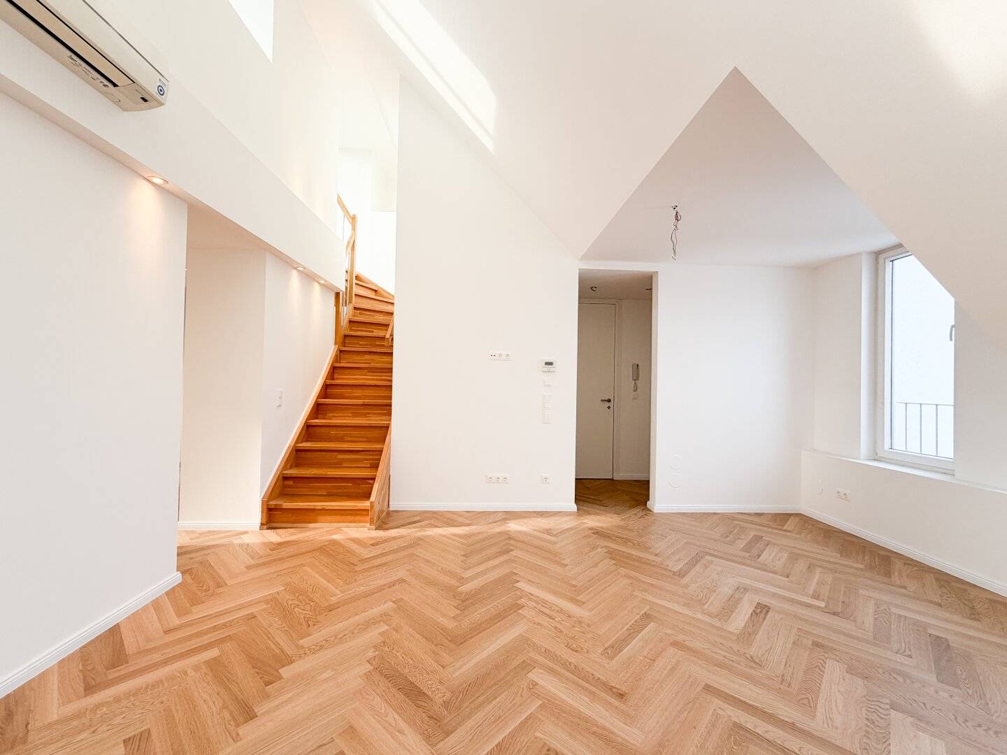 Attic apartment near Westbahnhof with terrace