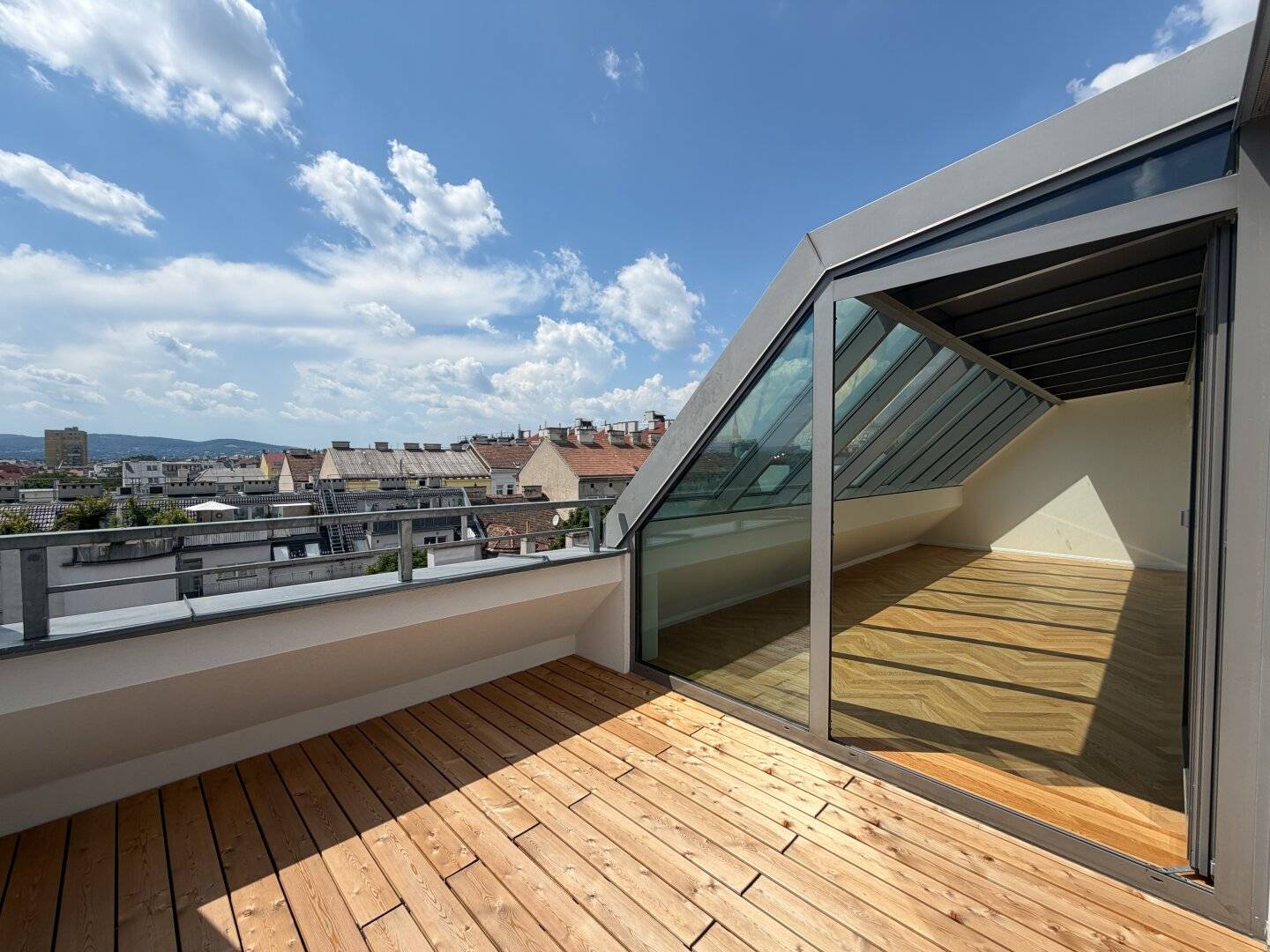 Attic apartment near Westbahnhof with terrace