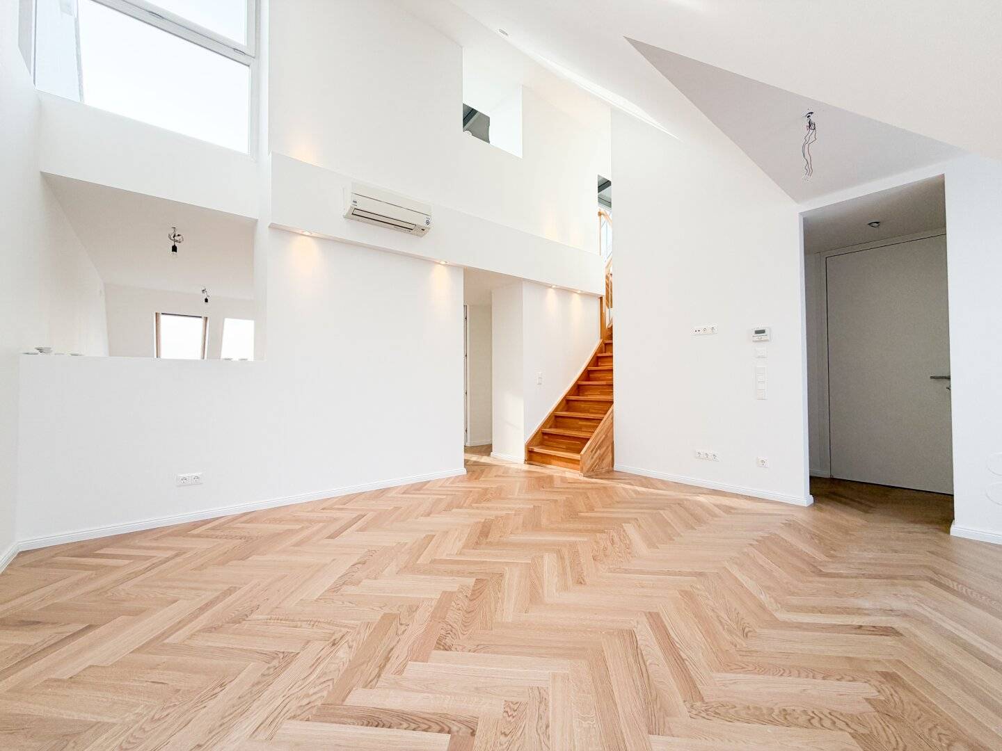 Attic apartment near Westbahnhof with terrace