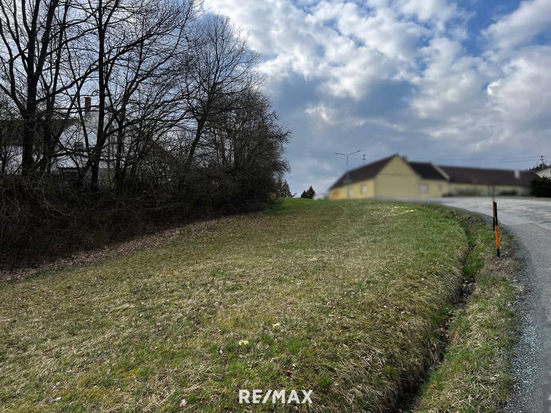 Sunny building plot Rauchwart