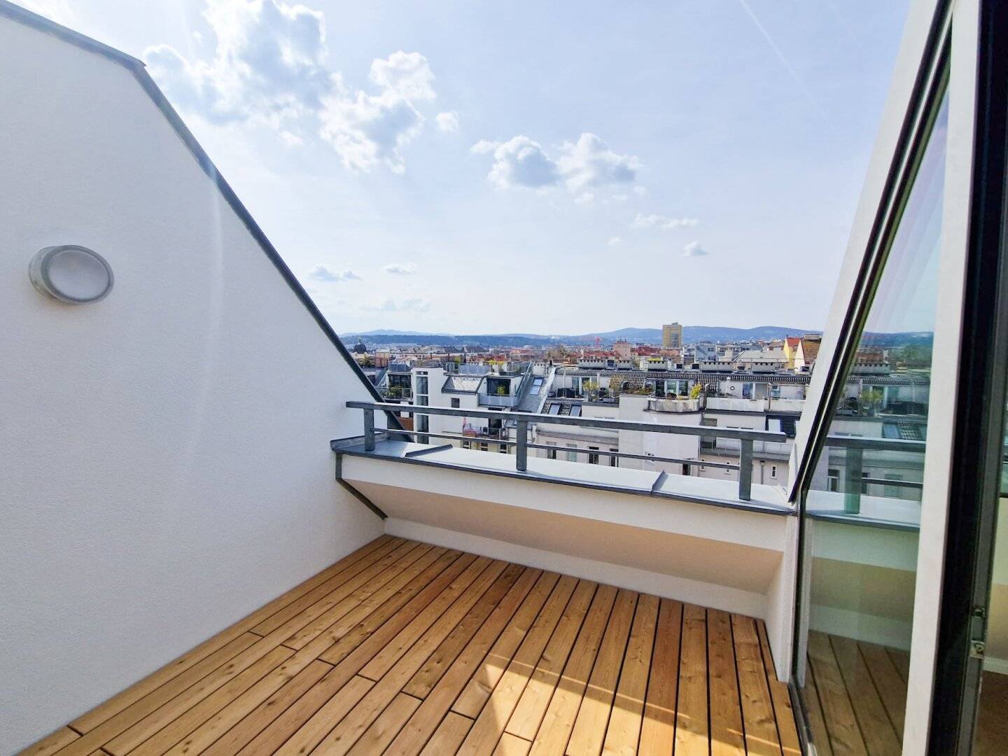 Attic apartment with terrace near Westbahnhof