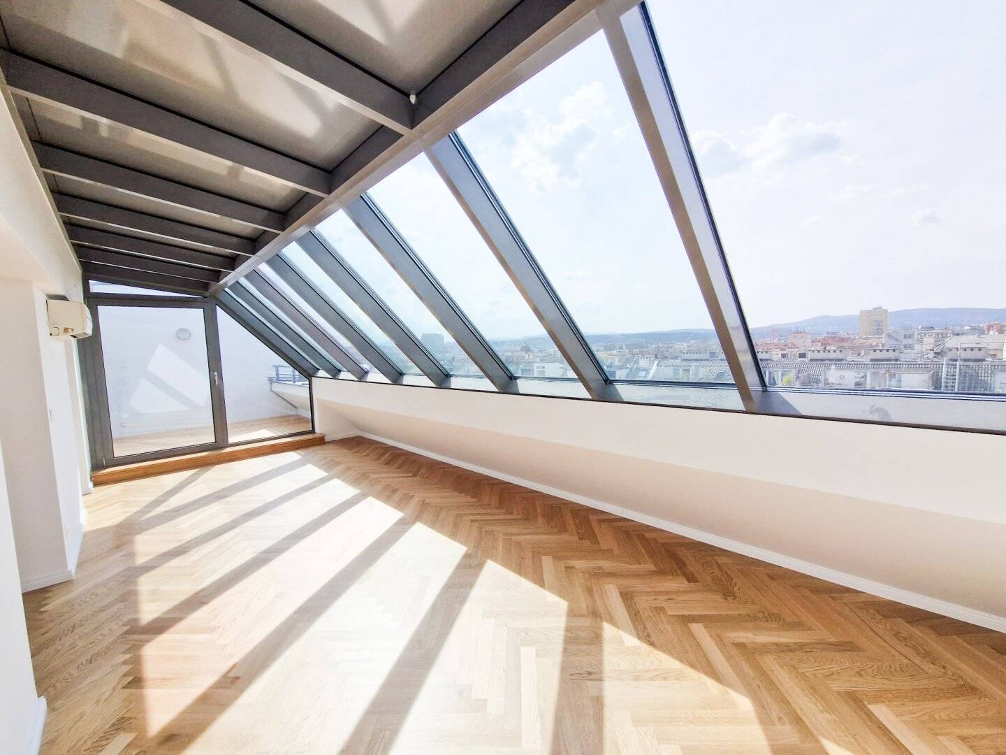 Attic apartment with terrace near Westbahnhof