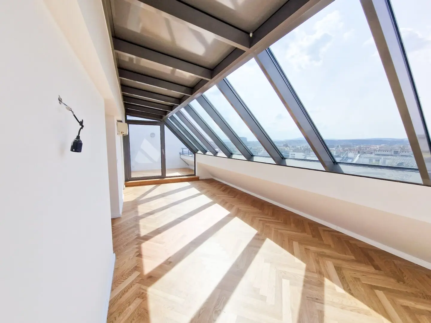 Attic apartment with terrace near Westbahnhof