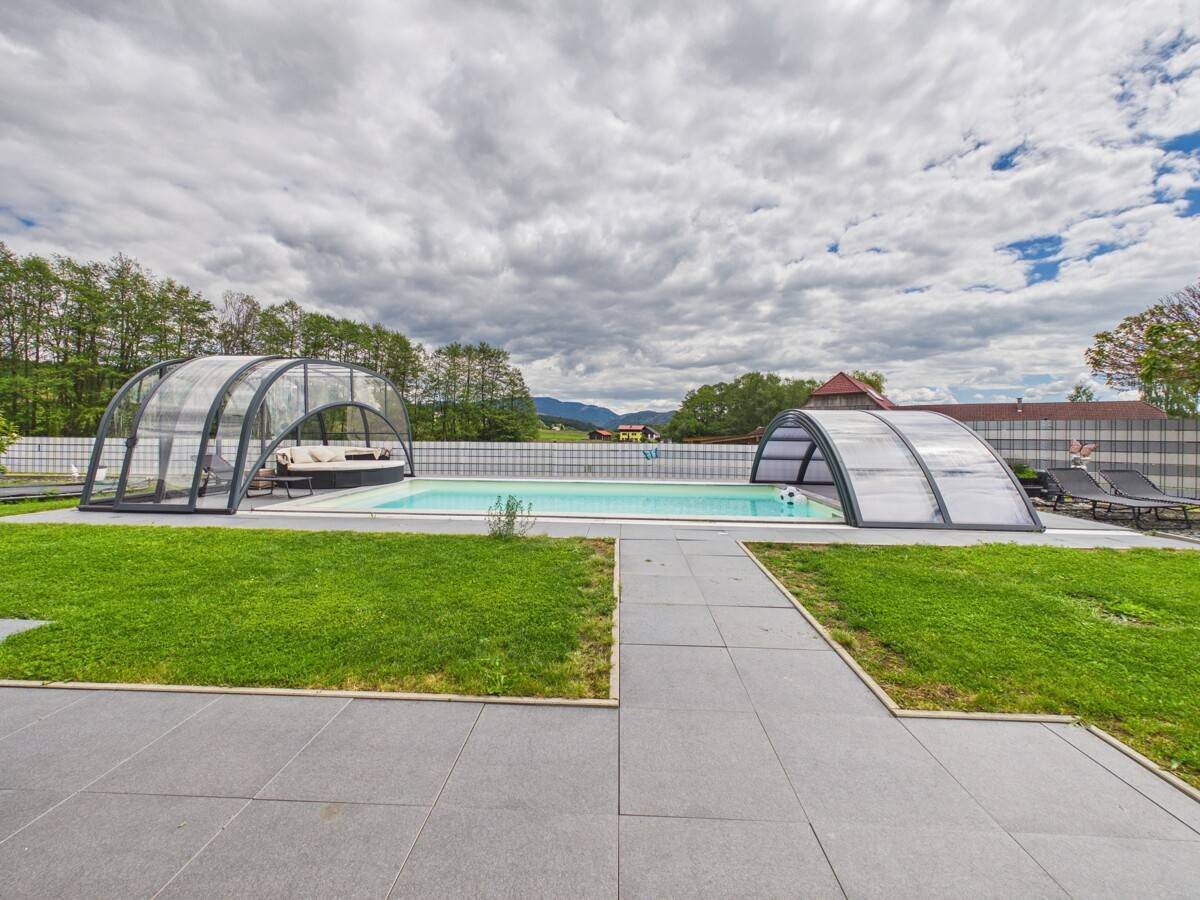 Wohnhaus mit Pool in Flatschach