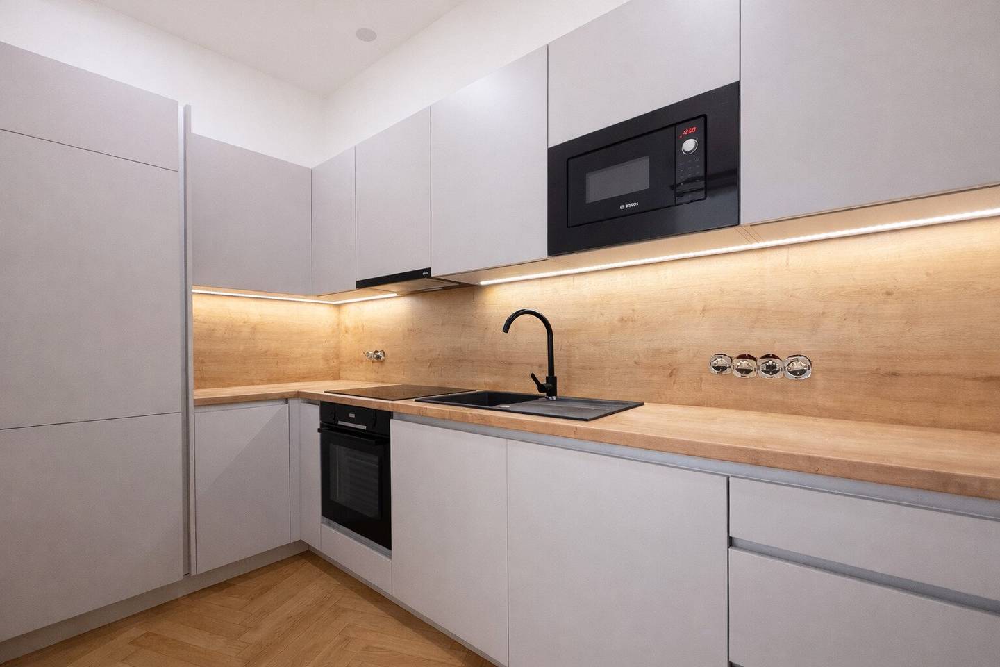 Erstbezug nach Sanierung nahe U3 Wohnung