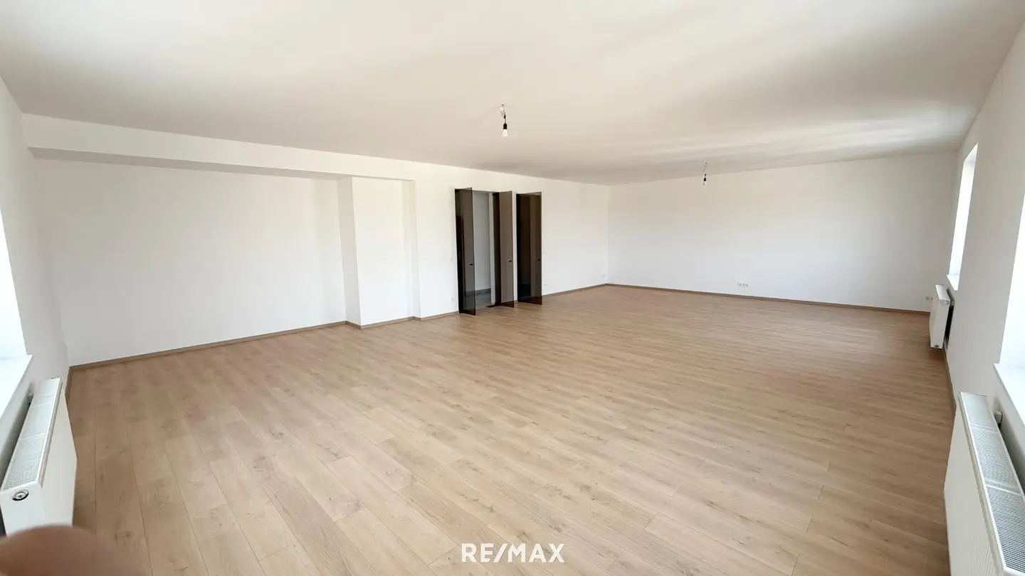 Bright apartment with excellent transport links near airport