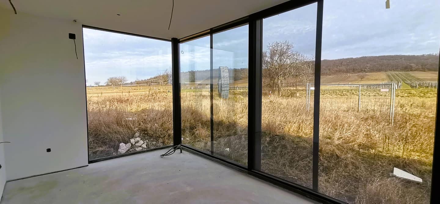 Helle Wohnung mit raumbreiter Glasfront und privatem Pool