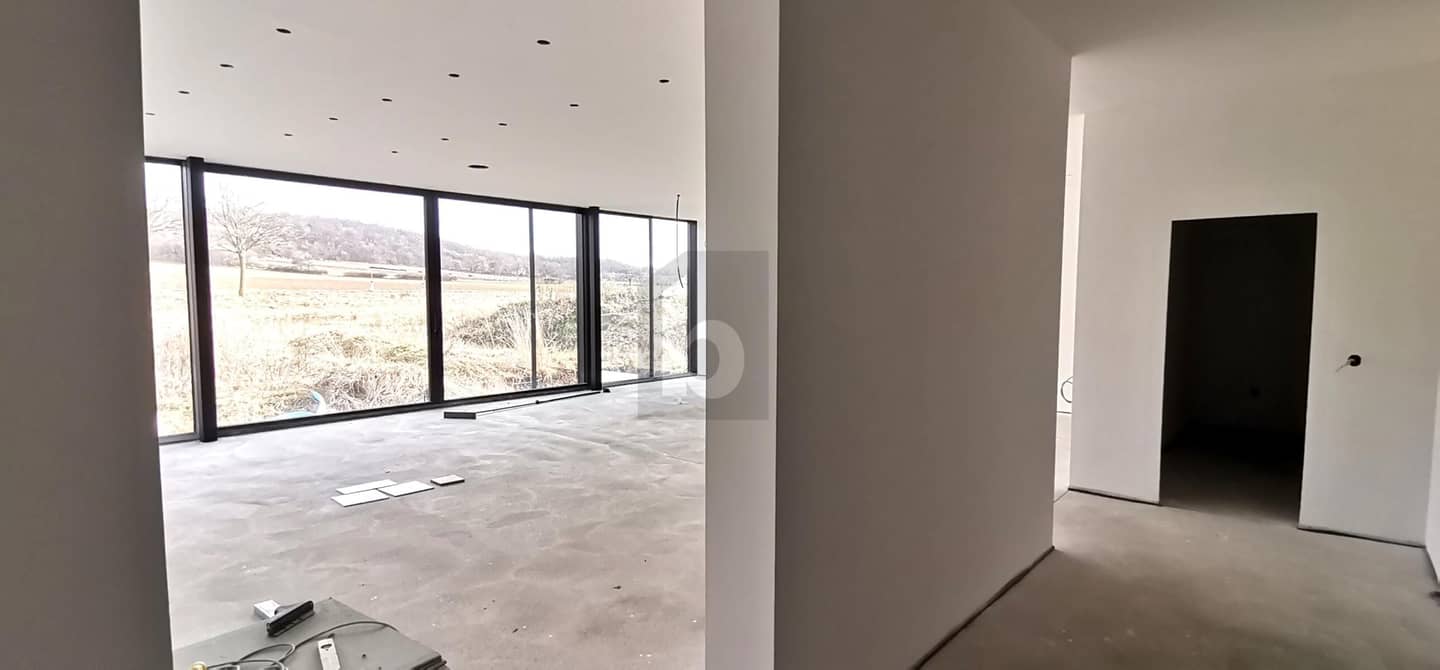 Helle Wohnung mit raumbreiter Glasfront und privatem Pool