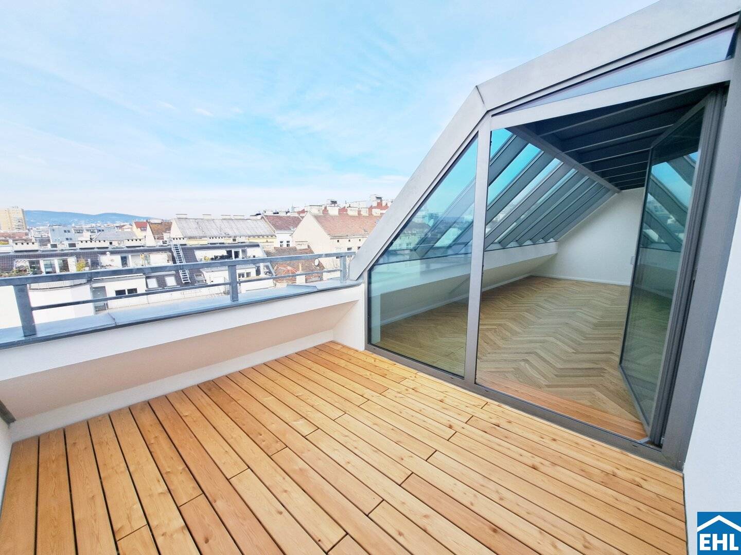 Top floor maisonette apartment near the subway