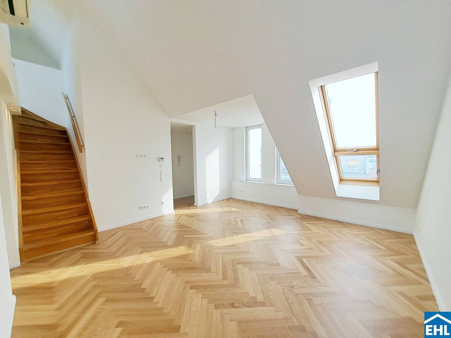 Top floor maisonette apartment near the subway